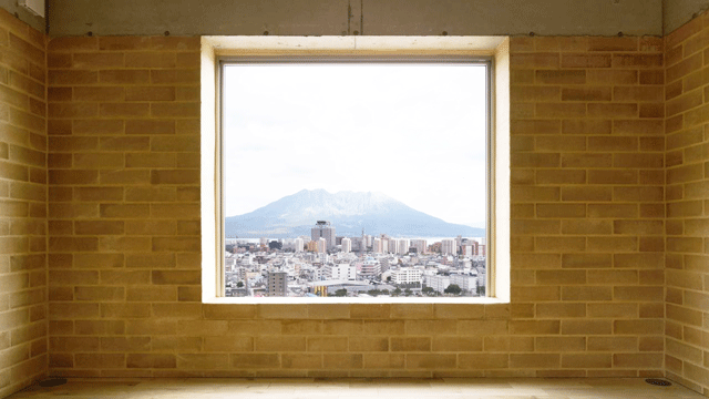 レンガ壁と窓が印象的な個室空間の事例写真
