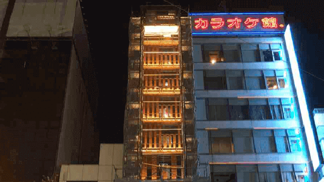 建物ファサードの間接照明の点灯試験写真（点灯後）
